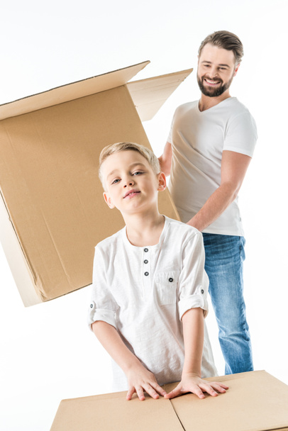 Padre e hijo con cajas
  - Foto, imagen