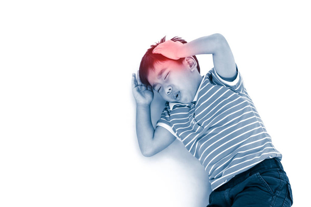 Asya yakışıklı çocuk bir baş ağrısı var. Beyaz arka plan üzerinde izole - Fotoğraf, Görsel