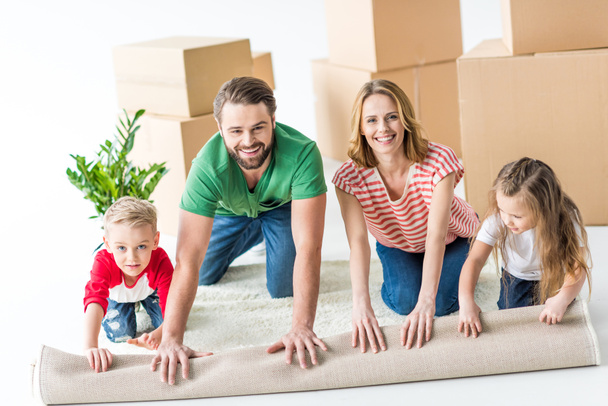 Familie rollt Teppich aus - Foto, Bild