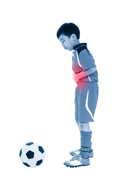 Asiatischer Jugendfußballer mit Bauchschmerzen. Ganzkörper. - Foto, Bild