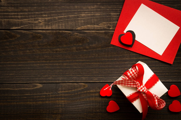 Valentine's Day background. Gift box, red hearts and Valentine's - Foto, immagini