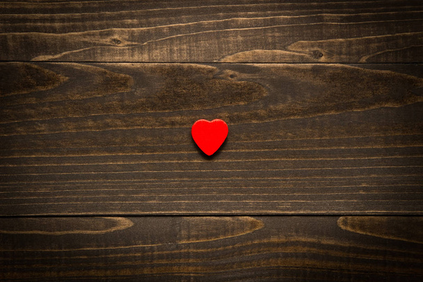 Coeur Saint-Valentin sur le fond sombre en bois
. - Photo, image