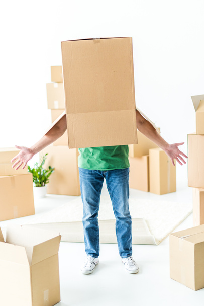 Man with cardboard box - Foto, afbeelding