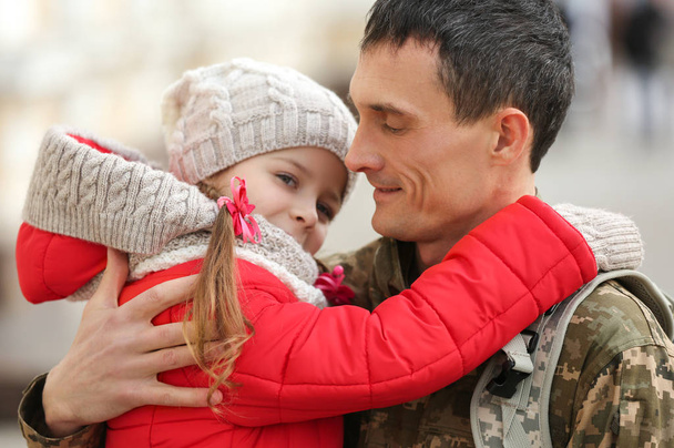 Soldier and his daughter together outdoors - Фото, зображення