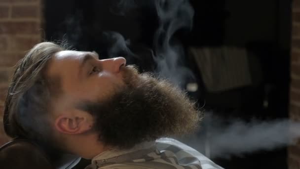 理髪店で髭剃りプロセス。蒸気ひげをそる - 映像、動画