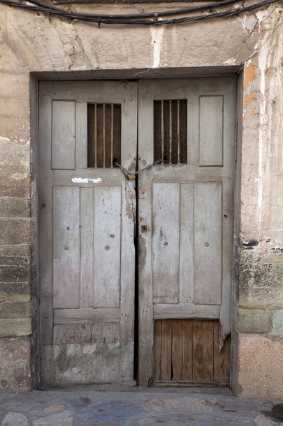 Porta velha da casa rural em Vilafranca del Bierzo
  - Foto, Imagem