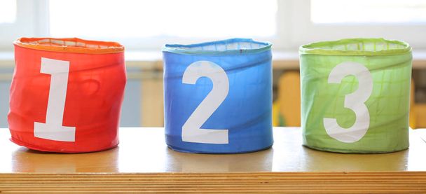 tres frascos grandes para juguetes con números uno dos tres
 - Foto, imagen