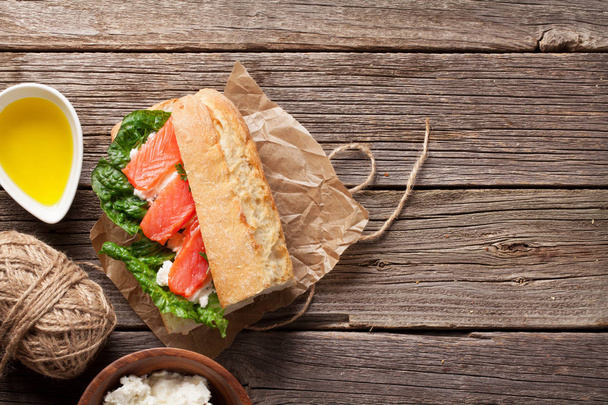 サーモンとロメイン レタスのサラダ サンドイッチ - 写真・画像