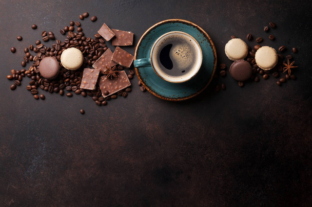 Csésze kávé, csokoládé és macaroons - Fotó, kép