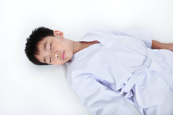 Accidents dans le sport. Asiatique enfant athlètes taekwondo couché inconscient
 - Photo, image