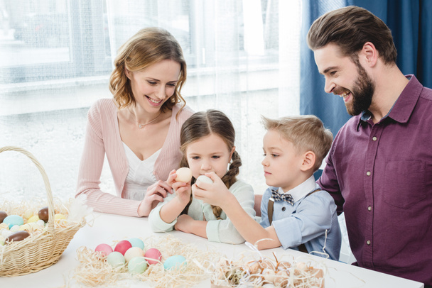 Rodina s velikonoční vajíčka  - Fotografie, Obrázek