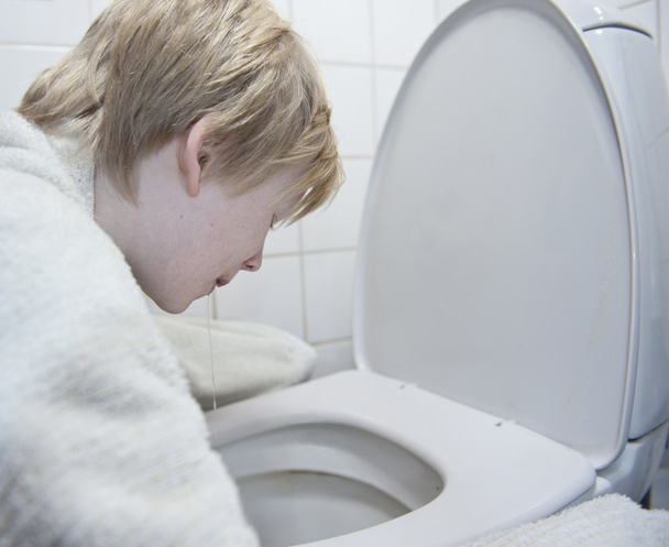 Молодий хлопчик з блювотою від грипу шлунка
 - Фото, зображення