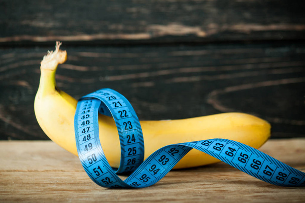 Banane fraîche et ruban à mesurer
 - Photo, image