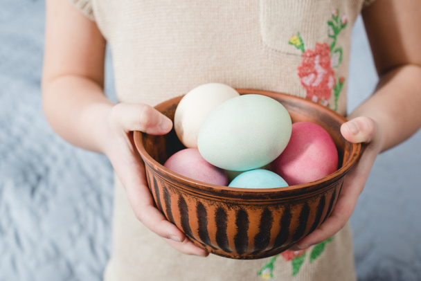 Chica sosteniendo huevos de Pascua
 - Foto, Imagen