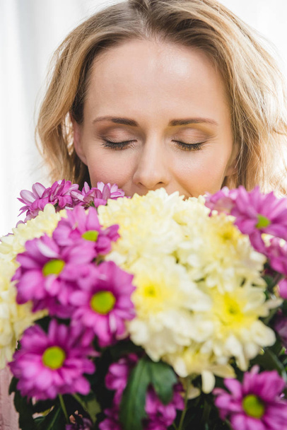 Woman holding bouquet - Foto, afbeelding