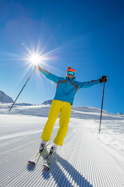 Narciarz narty w słoneczny dzień. Koncepcja na nartach. - Zdjęcie, obraz
