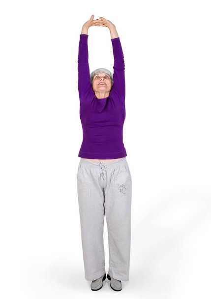 szczęśliwy uroczy piękny Starsza kobieta robi ćwiczenia podczas pracy gry sportowe. Na białym tle - Zdjęcie, obraz