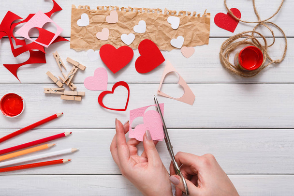 バレンタイン当日対応手作りスクラップブッ キングの背景、心のカードを切り取って - 写真・画像