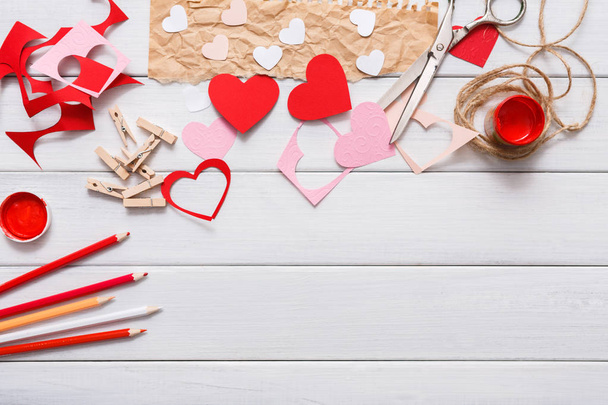 Valentinstag handgemachte Scrapbooking Hintergrund, schneiden und kleben Herzen Karte - Foto, Bild
