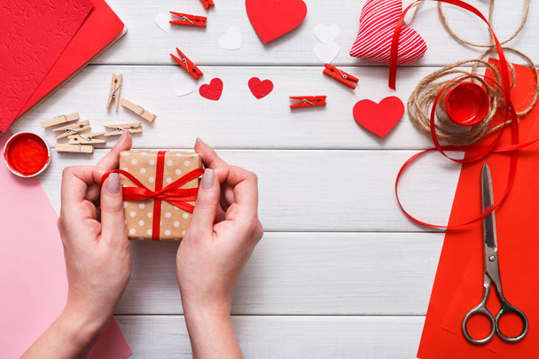 Valentinstag handgemachte Geschenk Hintergrund, schneiden und kleben Herzen Karte - Foto, Bild