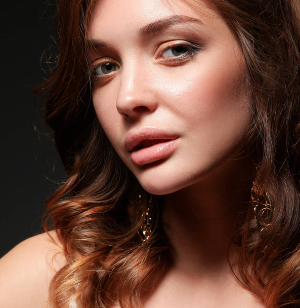 Close up portrait of beautiful young woman face. - Foto, Imagen