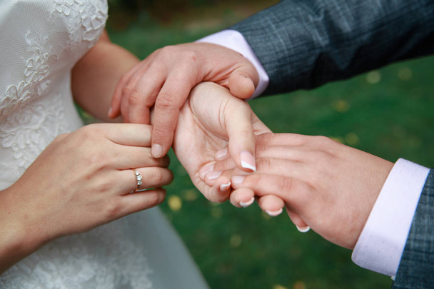sposi mano accarezzando la mano della sposa
 - Foto, immagini