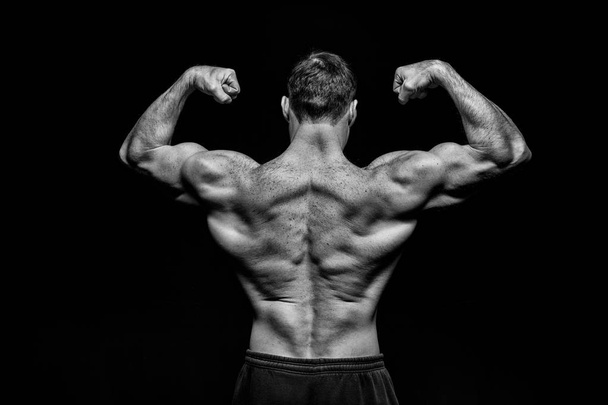 handsome bodybuilder man with muscular body training and posing - Zdjęcie, obraz