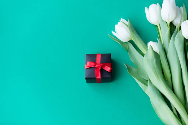 Tulipany bukiet i gift box  - Zdjęcie, obraz