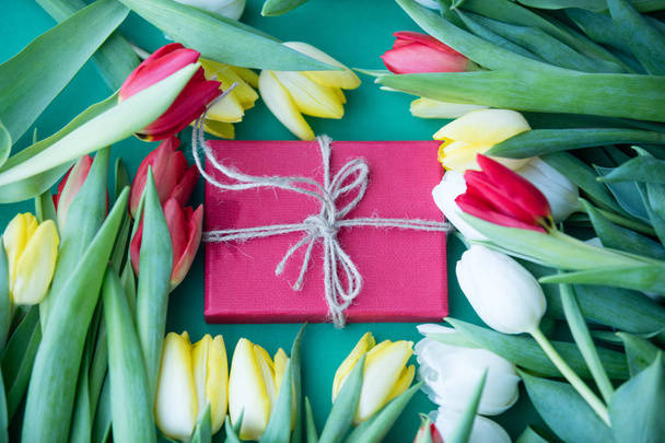 tulips bouquet and gift box  - 写真・画像