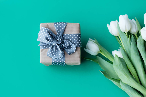 tulips bouquet and gift box  - Фото, зображення