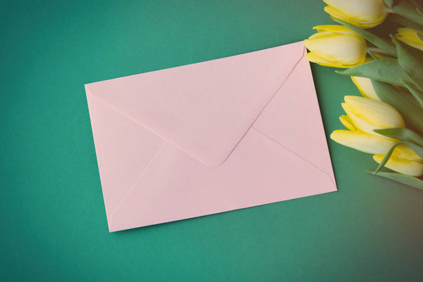 Букет и конверт из желтых тюльпанов
 - Фото, изображение