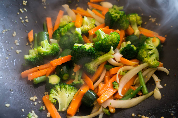 Comida vegetariana saludable cocinada en un wok
 - Foto, imagen