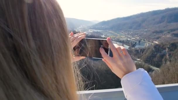Donna scattare foto del paesaggio vista sulla natura sul ponte sul canyon
 - Filmati, video