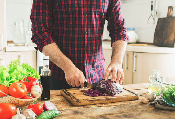 Man cooking in kitchen at home healthy food - Foto, Bild