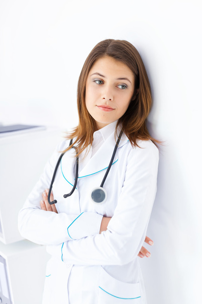 Portrait of young female doctor with arms crossed - 写真・画像