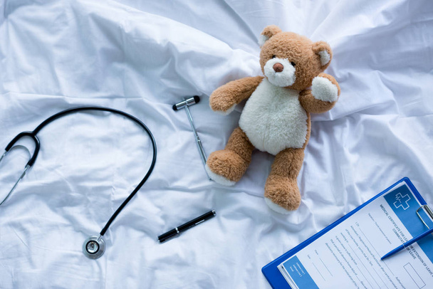 Medizinische Werkzeuge und Teddybär - Foto, Bild