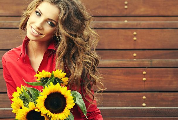 Fashion woman with sunflower at outdoor. - Fotoğraf, Görsel