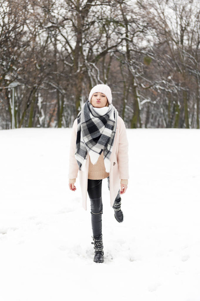 Młoda kobieta w parku pełnym śniegu - Zdjęcie, obraz