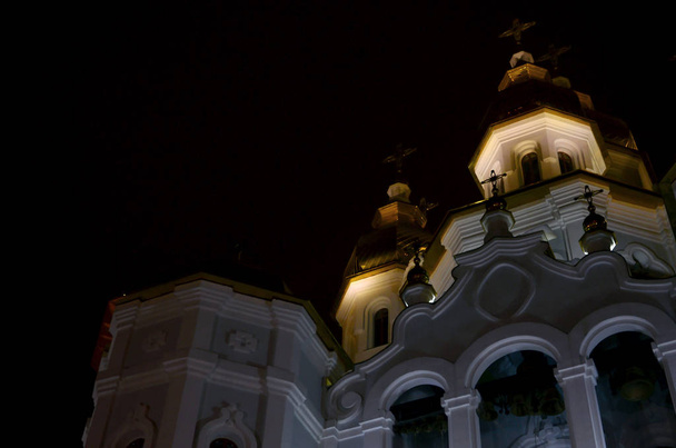 教会の聖なるミルラ - の旗手ミラー ストリーム。ハリコフ。ウクライナ。黄金のドームと夜のレリーフ装飾教会の詳細な写真 - 写真・画像