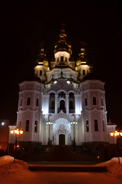Église des Saints Porteurs de Myrrhe du Miroir. Kharkiv. Ukraine. Photo détaillée de l'église avec des dômes dorés et des décors en relief la nuit
 - Photo, image