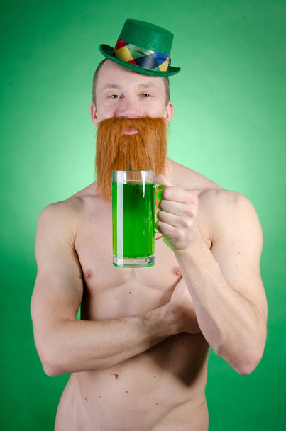 Rode baard. St Patricks Day en aantrekkelijke man. - Foto, afbeelding
