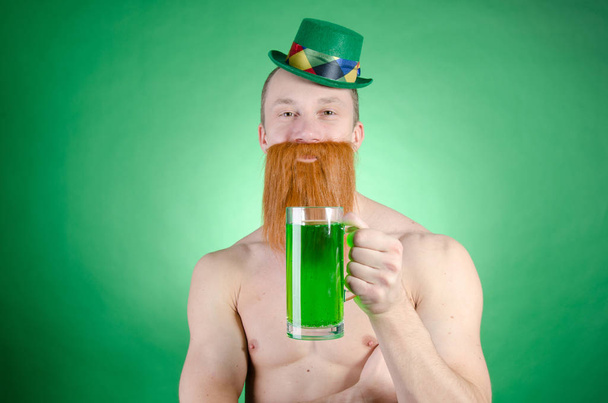Rode baard. St Patricks Day en aantrekkelijke man. - Foto, afbeelding