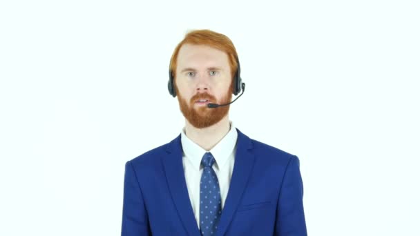 Ügyfélszolgálat, vörös hajú szakáll üzletember fülhallgató beszél - Felvétel, videó