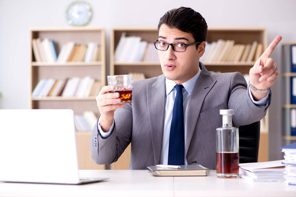 Νεαρός επιχειρηματίας που πίνει από άγχος - Φωτογραφία, εικόνα