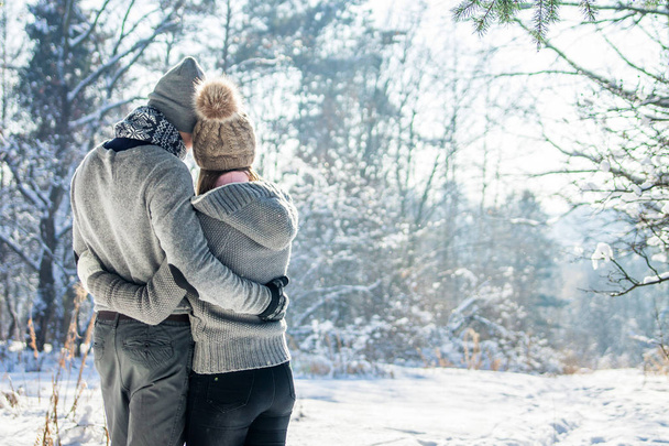 Coppia abbracci nella foresta invernale
 - Foto, immagini