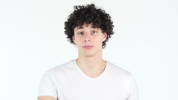 Uitnodigend gebaar door jonge Man met krullende haren, witte achtergrond - Video