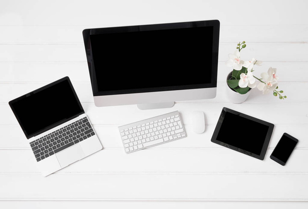 Különböző modern gadgets, íróasztal, felülnézet - Fotó, kép