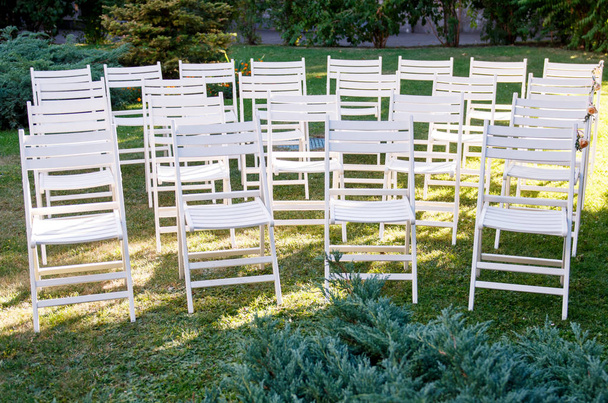 Filas de sillas para invitados en la ceremonia de boda
 - Foto, imagen