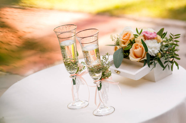 Glasses bride and groom on the table - Фото, зображення