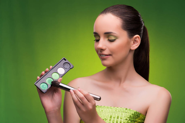 junge Frau im Schönheitskonzept auf grünem Hintergrund - Foto, Bild